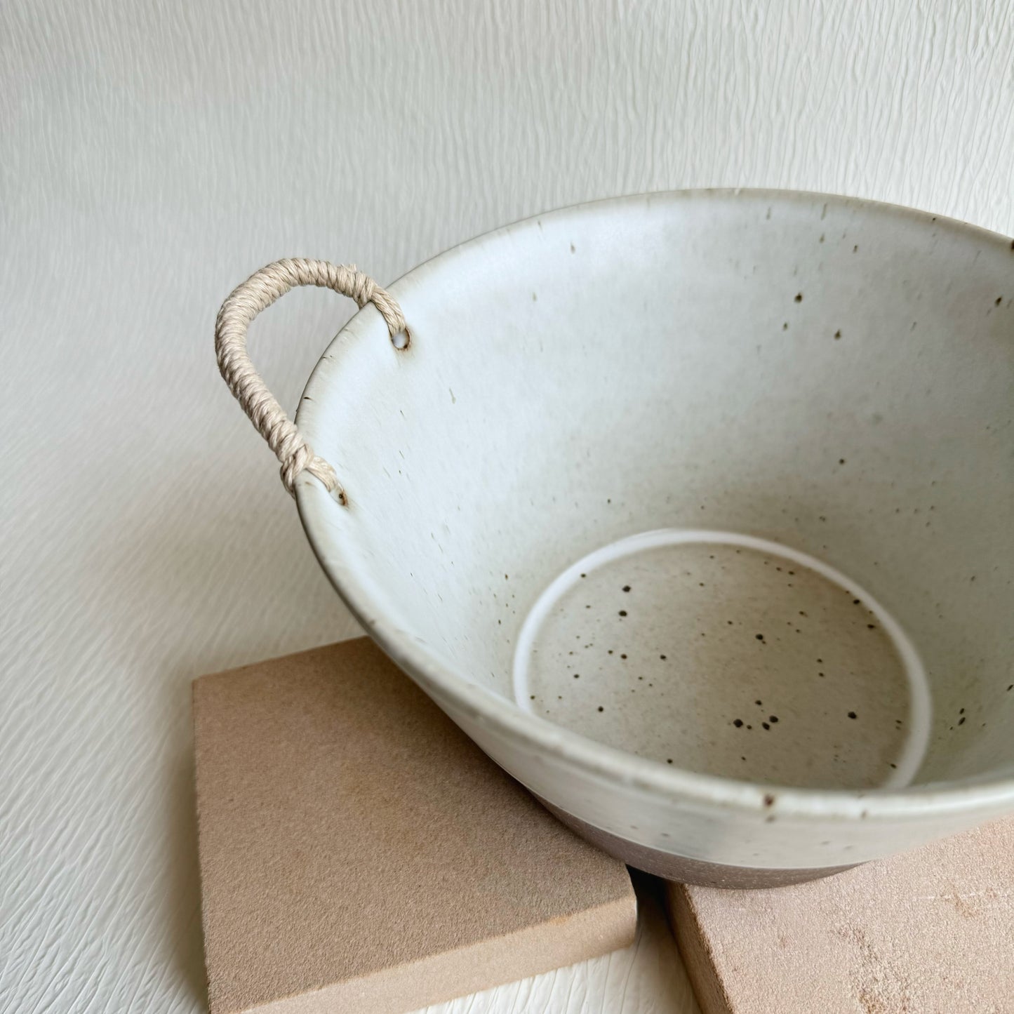THE ROPE-HANDLES SERVING BOWL