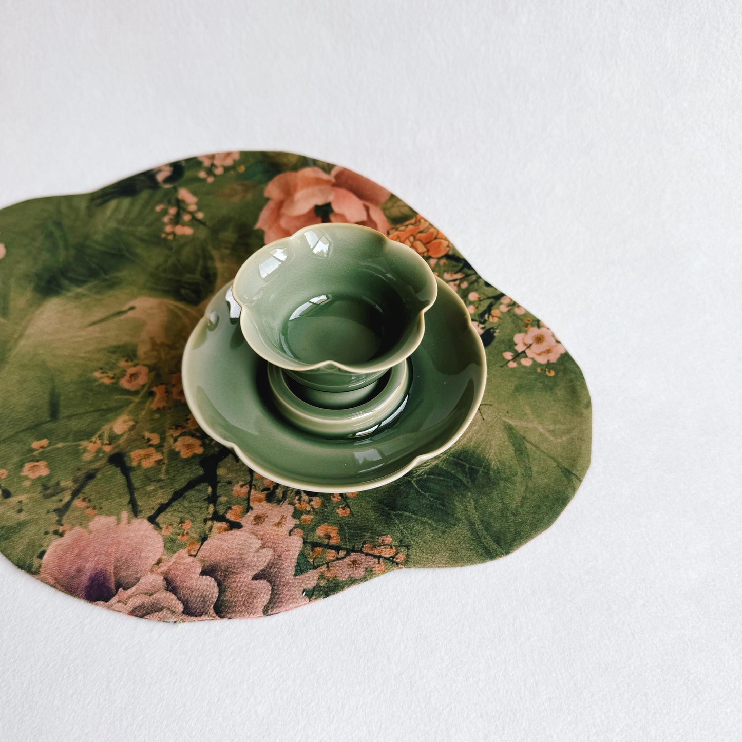 THE PETAL-SHAPED CELADON TEA CUP