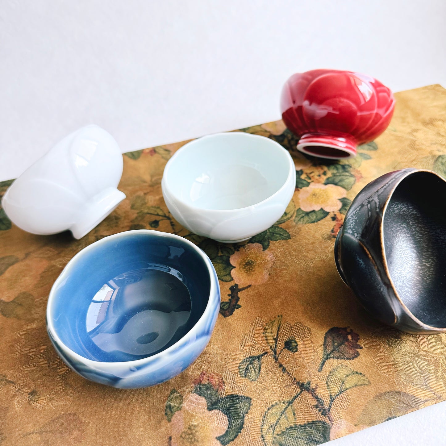 THE FIVE-COLOR FLOWER BUD TEACUP SET