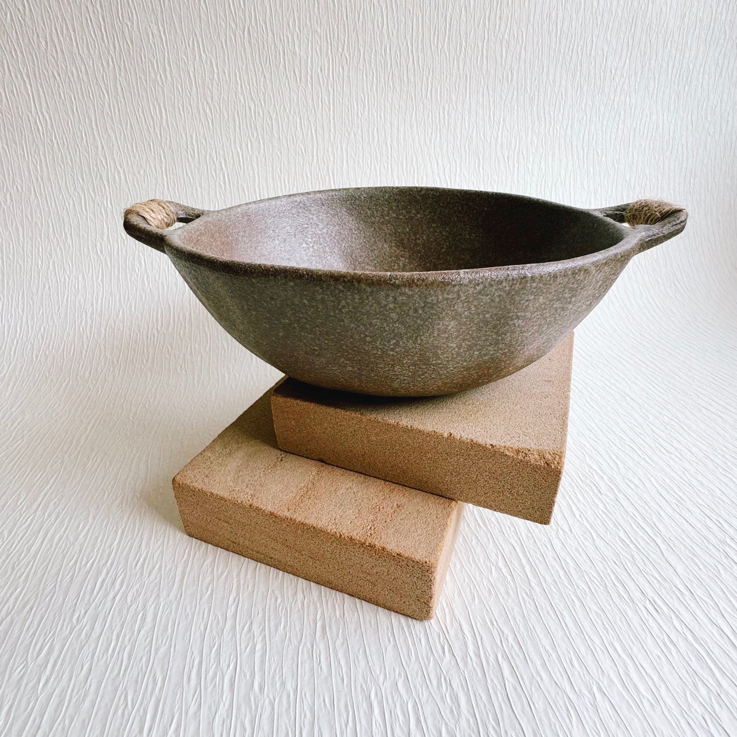 THE DOUBLE-HANDLES SERVING BOWL