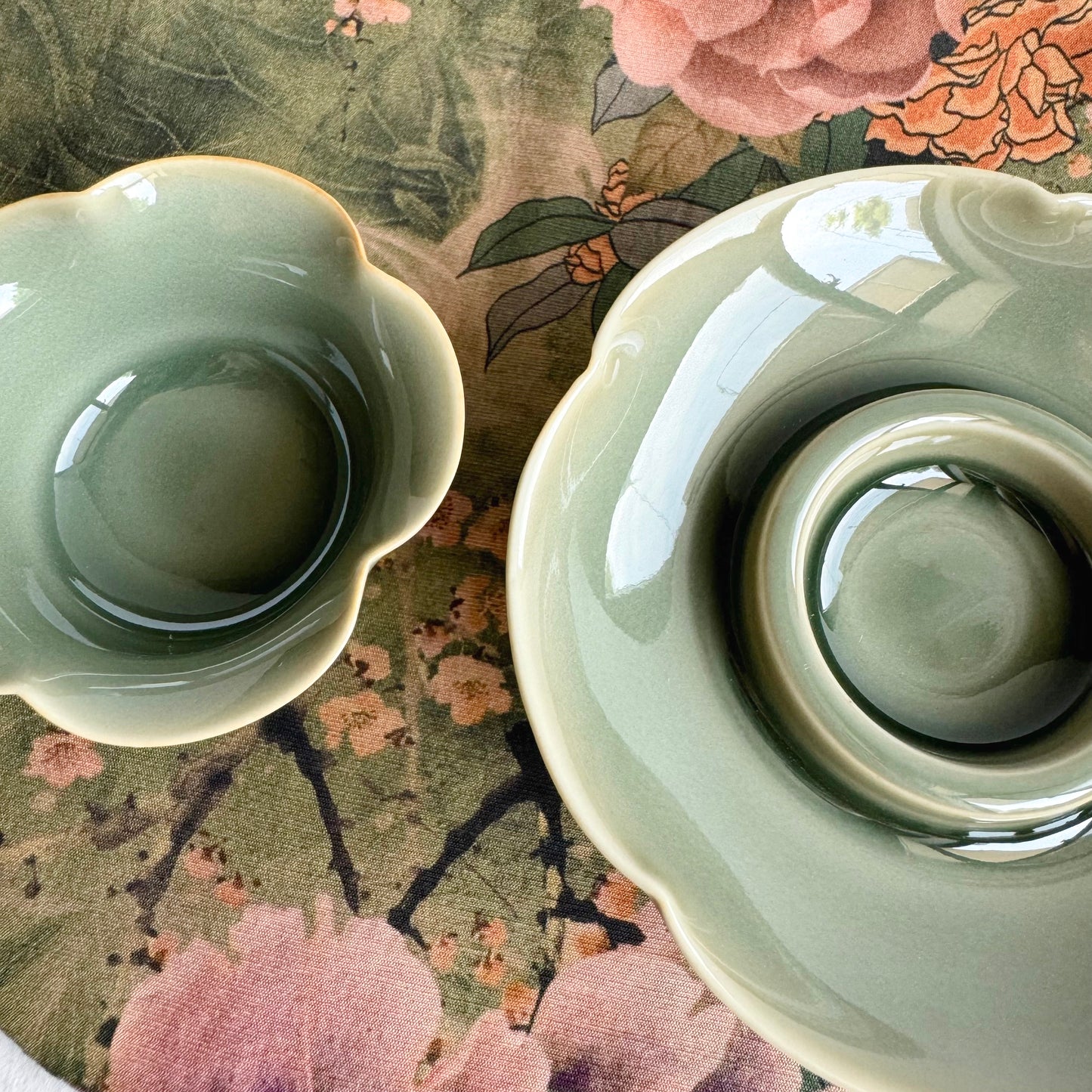 THE PETAL-SHAPED CELADON TEA CUP