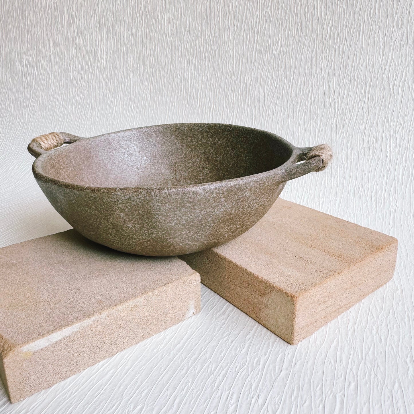 THE DOUBLE-HANDLES SERVING BOWL